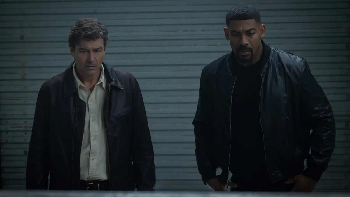 Cena da série Lanternas com Aaron Pierre e Kyle Chandler na HBO Max