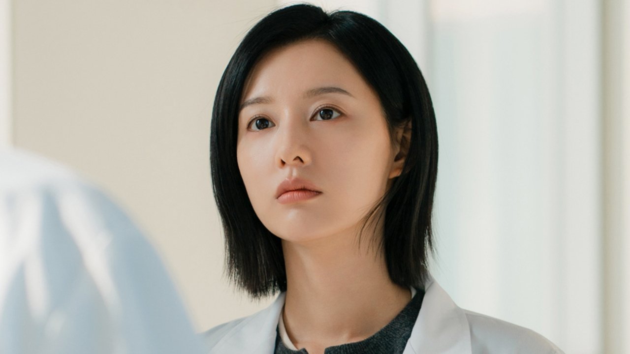 Kim Ji-won como Gye Su-jeong em Doctor X A Máfia do Jaleco Branco