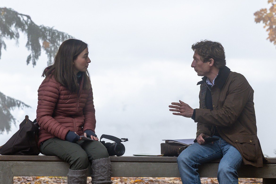 Jeremy Strong como Mark Zuckerberg em O Outro Lado das Redes