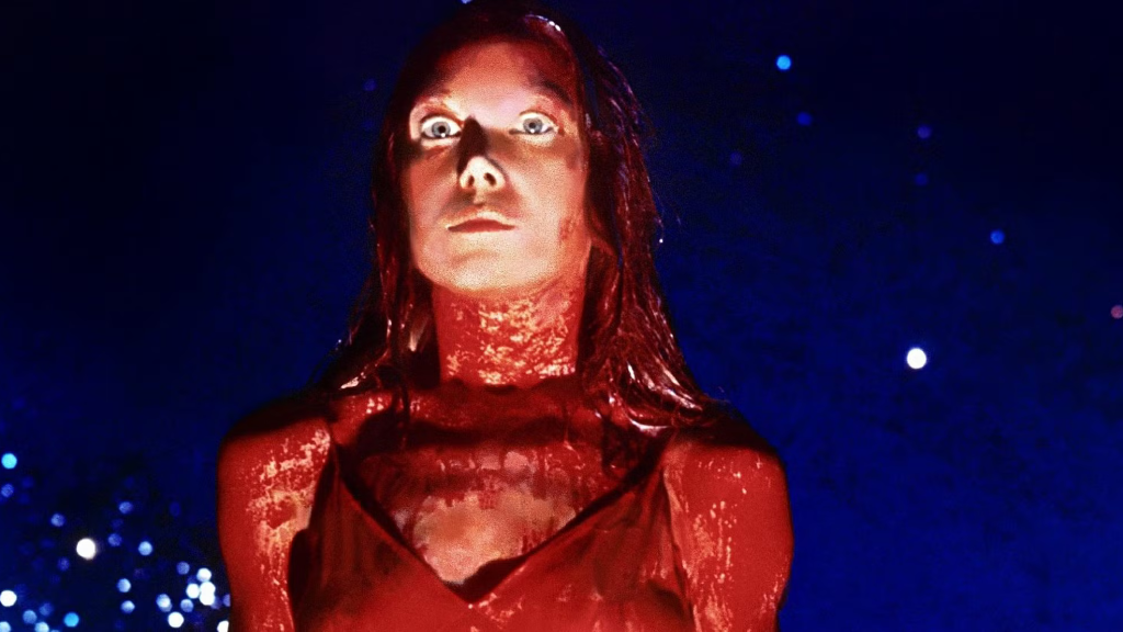 Carrie, a Estranha comparada ao filme clássico de 1976