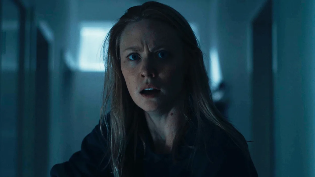 Cena de investigação em The Cycle, filme de terror do Shudder