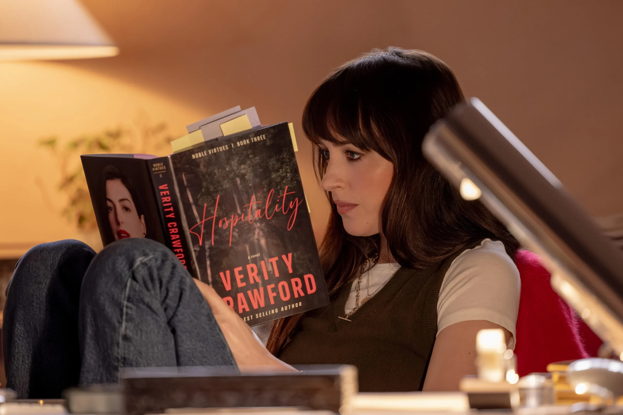 Cena entre Lowen e Verity no filme Verity, com Dakota Johnson e Anne Hathaway