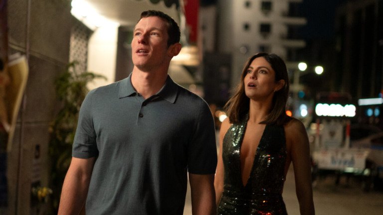 Cena do filme Só Por Uma Noite com Monica Barbaro e Callum Turner, review sem spoilers