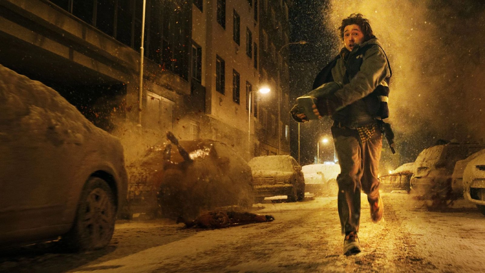 Cena do novo filme de Resident Evil com Austin Abrams como Bryan em Raccoon City