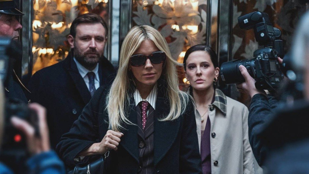 Sienna Miller e Dominic West em cena de Guerra, série da HBO Max