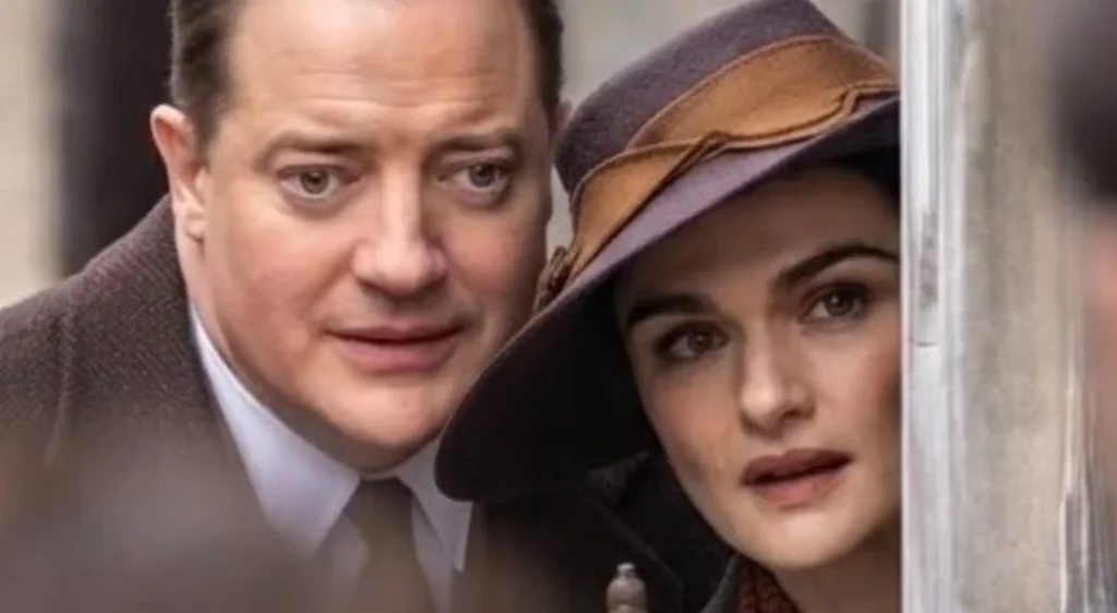 Brendan Fraser e Rachel Weisz caracterizados em cena do filme A Múmia explorando ruínas antigas no Egito.
