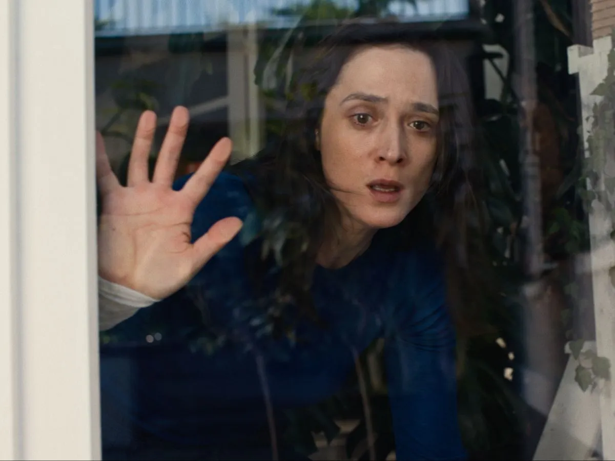 Lisa e Robert em cena de Armadilha, série da Netflix