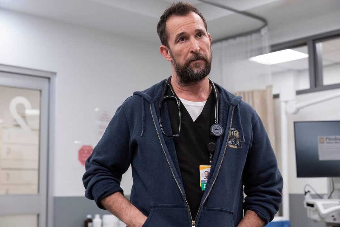 Noah Wyle como o Dr. Robby em The Pitt, um dos melhores trabalhos do ator